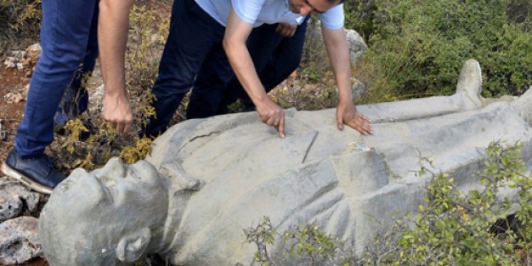 Çalılık alana atılmış Atatürk heykeli bulundu