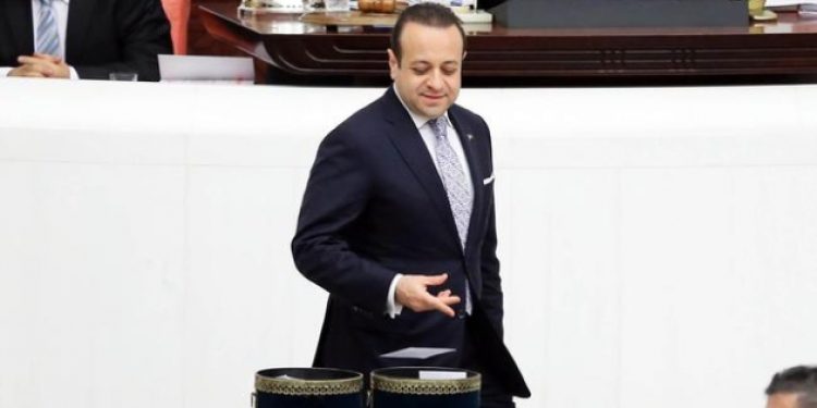 Egemen Bağış’ı konserde gören binlerce kişi yuhaladı