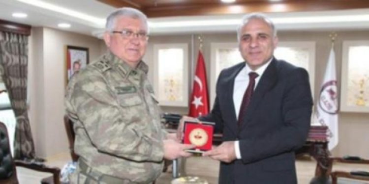 ​”Darbeyi önledi” denen general emekli edildi