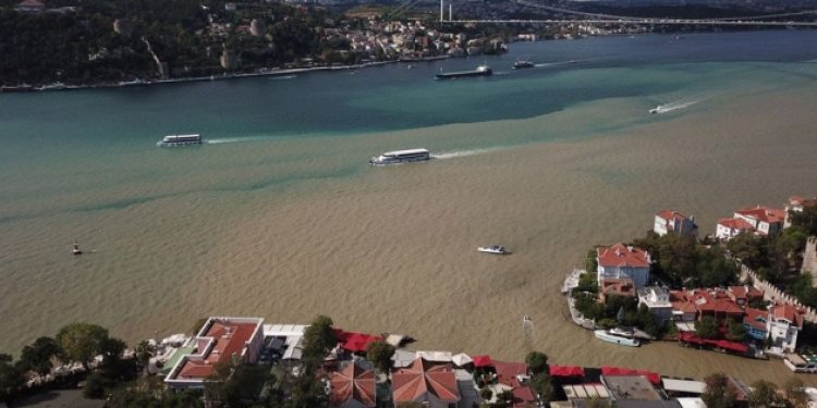 İstanbul Boğazı çamura bulandı