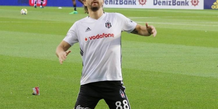 Caner Erkin Beşiktaş taraftarlarını böyle selamladı