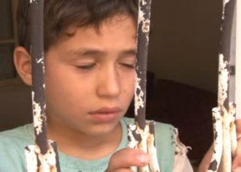 Anne terk etti, baba işe gitti; aç kalan çocuklar mahalleliyi ağlattı