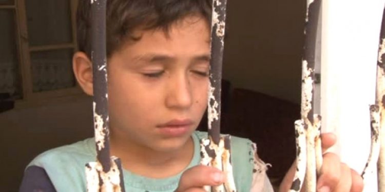 Anne terk etti, baba işe gitti; aç kalan çocuklar mahalleliyi ağlattı