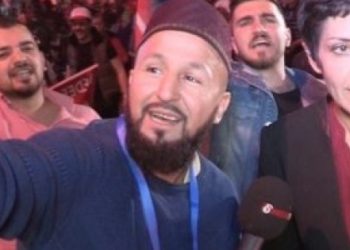 Provokatör muhabir artist çıktı!