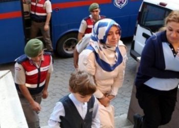 Çocuğunun yanında anneye kelepçe zulmü!