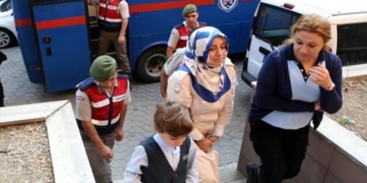 Çocuğunun yanında anneye kelepçe zulmü!