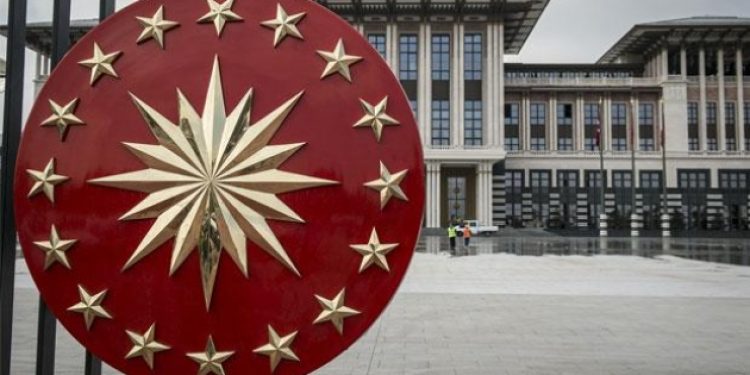 Eski AKP’li isim cumhurbaşkanlığına adaylığını açıkladı