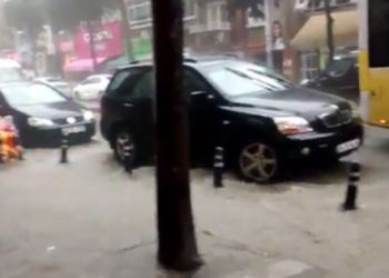 İstanbul’da sağanak yağmur trafik felç!