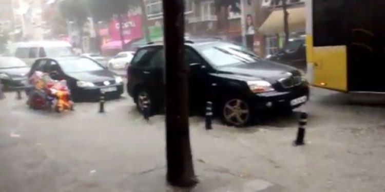 İstanbul’da sağanak yağmur trafik felç!