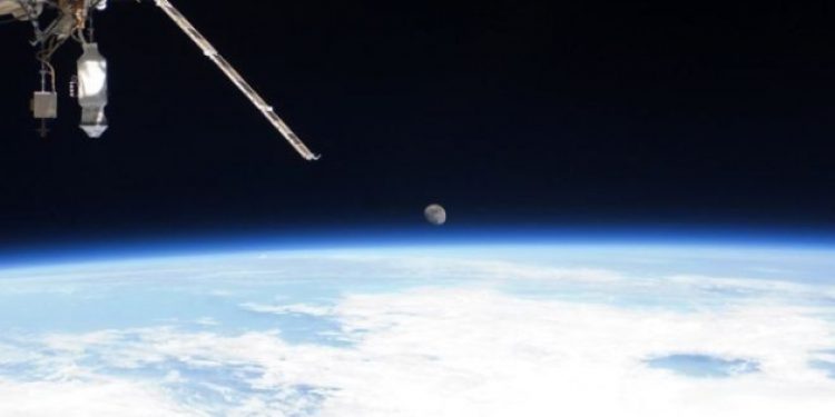 Dünya’nın düz olduğunu kanıtlamak için para topluyor