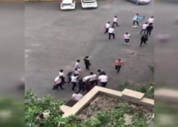 İnşaat işçileriyle liseliler arasındaki kavga büyüyor! İşte o anlar…