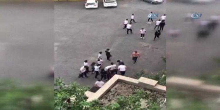 İnşaat işçileriyle liseliler arasındaki kavga büyüyor! İşte o anlar…