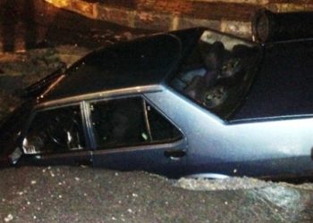 Sarıyer’de yağmur sonrası çöken cadde otomobili yuttu