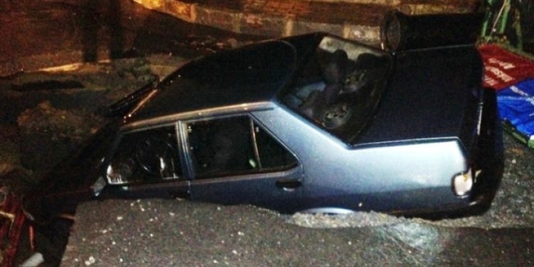 Sarıyer’de yağmur sonrası çöken cadde otomobili yuttu