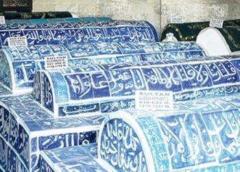 Sultanların torbaya konan kemiklerini, köpekler talan etti