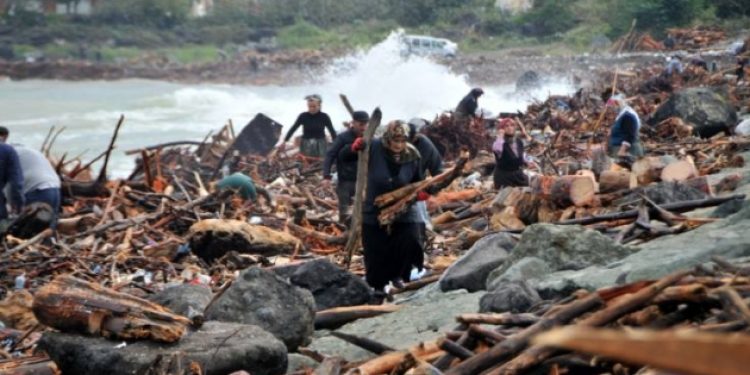 Rize’de selin getirdiği odunlar için seferber oldular