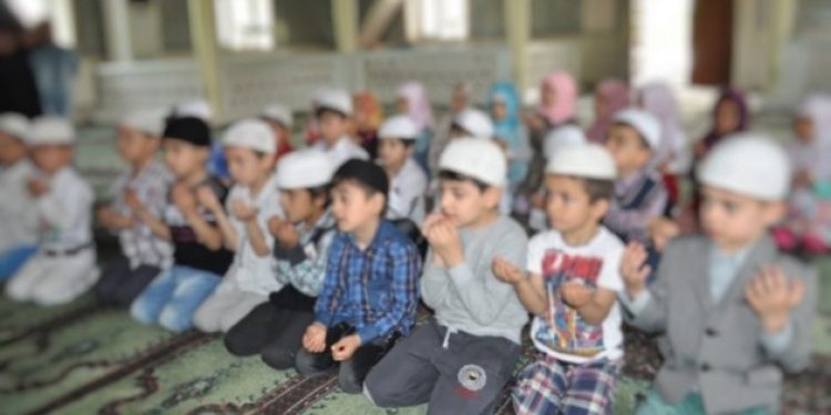 Öğrenci ve velilerini böyle fişliyorlar!