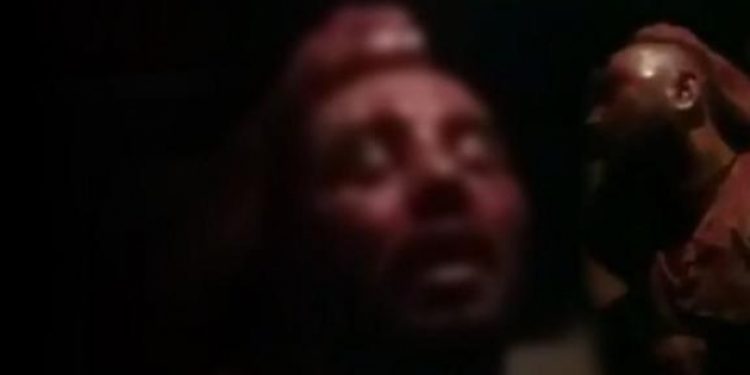 Dayak atanlar gözaltında attıran dışarda!