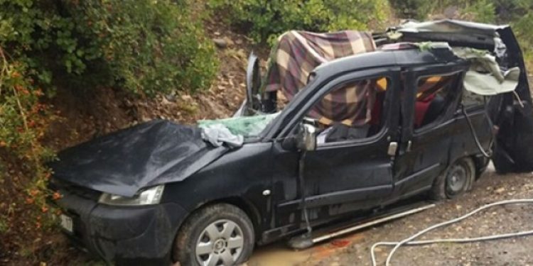 Artvin’de otomobilin üzerine kaya düştü: 3 ölü