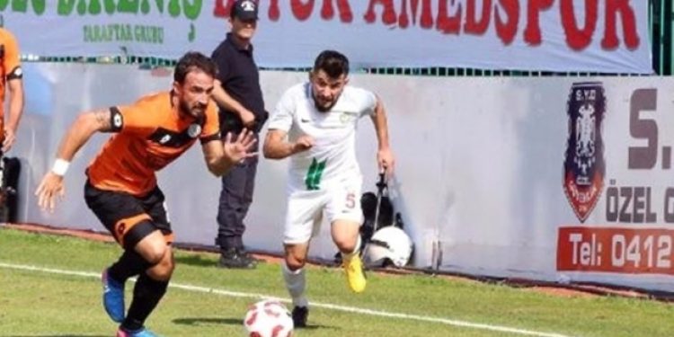 İki sarı kart gören futbolcu oyundan atılmadı