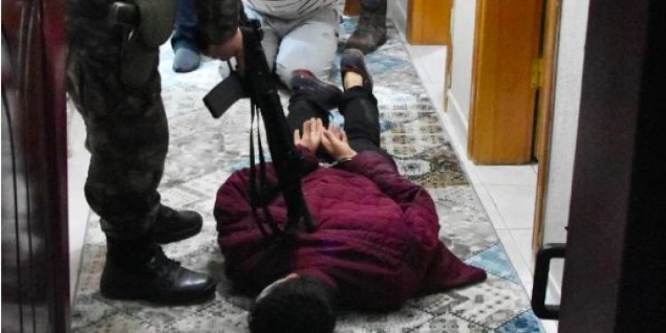 Öğrenci evleri basıldı başlarına silah dayandı!
