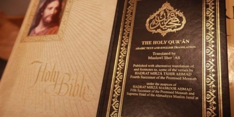 Kur’an ve İncil birlikte öğretiliyor