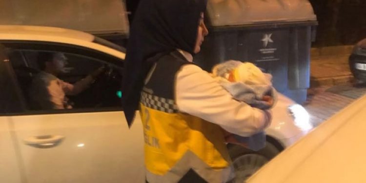 4 günlük bebeği poşetle çöpe atmışlar!