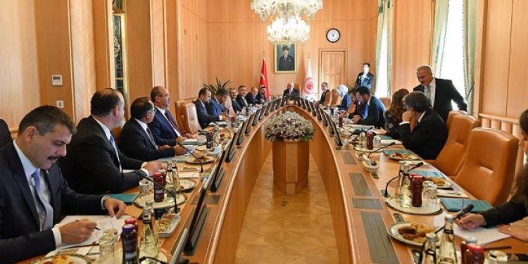 Meclis’e 1 milyon liralık masa