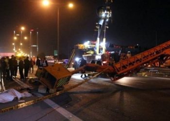 TEM Otoyolu’nda vinç devrildi: 1  ölü, 1 yaralı