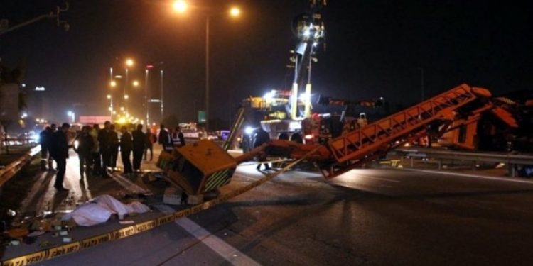 TEM Otoyolu’nda vinç devrildi: 1 ölü, 1 yaralı