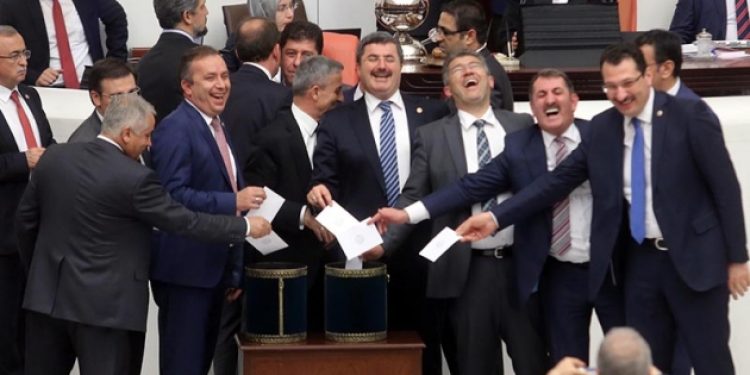 AKP’li vekillerden ‘İpten döndük’ kulisi