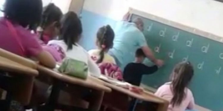 ‘D’ harfini yazamadı diye öğrencisini döven öğretmen gözaltına alındı!