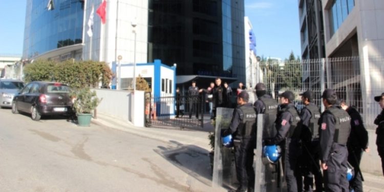 110 Kaynak Holding çalışanına operasyon