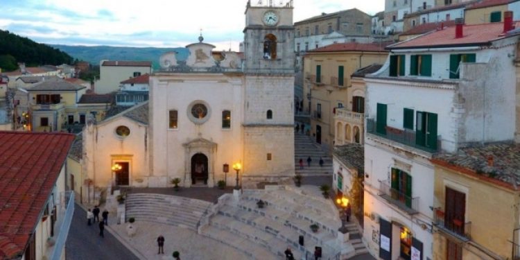 Bir İtalya kasabasından daha göç edenlere para