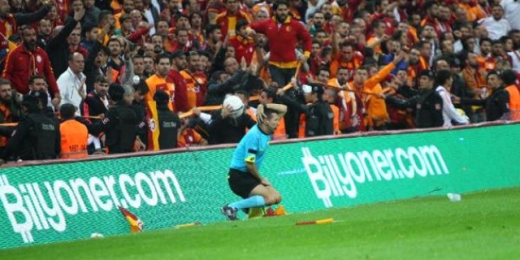 Derbide şok! Hakem yerde kaldı…