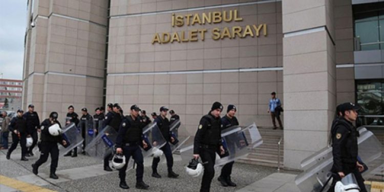 Çağlayan Adliyesinin duvarındaki A4 kağıdı