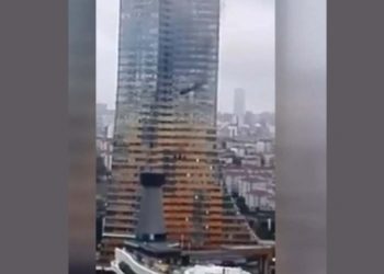 Ataşehir’de 52 katlı gökdelende yangın