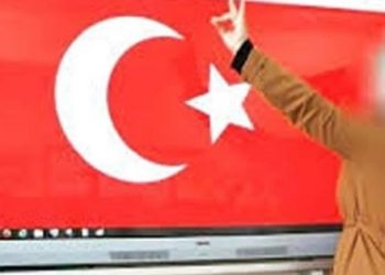 Sınıfta bozkurt işareti yapan öğretmenin işine son verildi