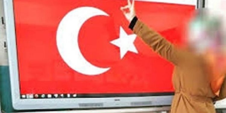 Sınıfta bozkurt işareti yapan öğretmenin işine son verildi