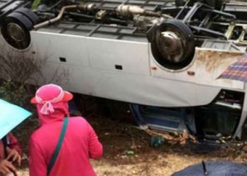 Antalya’da tur midibüsü devrildi: 1 ölü, 17 yaralı