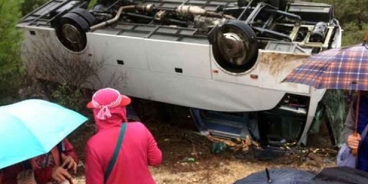 Antalya’da tur midibüsü devrildi: 1 ölü, 17 yaralı