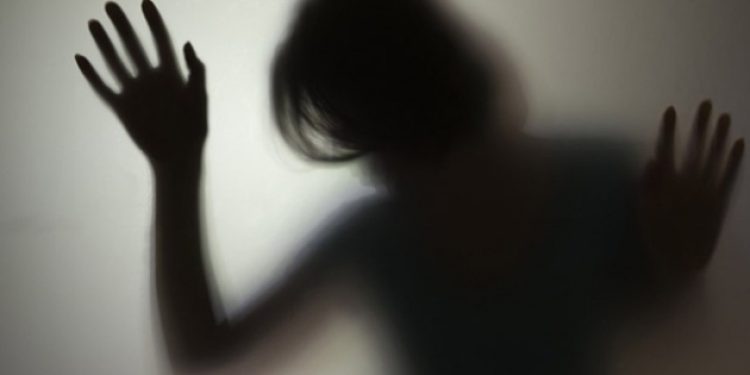 İşyerine götürme bahanesiyle arabaya aldıkları kadına tecavüz ettiler..