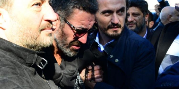 Ünlü Sanatçı babasının cenazesinde fenalaştı