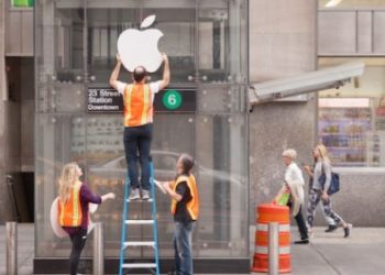 Sahte Apple Store yapıp, 50 kişiyi sırada beklettiler!