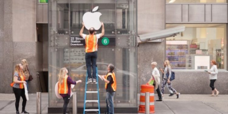 Sahte Apple Store yapıp, 50 kişiyi sırada beklettiler!