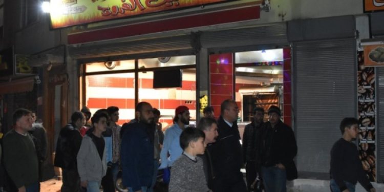 200 kişilik grup Suriyelilere saldırdı