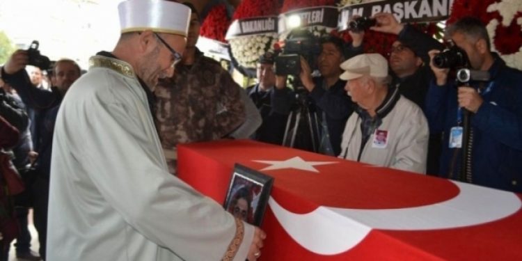 Şehit polisin cenaze namazını imam babası kıldırdı