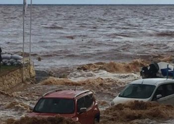 Mersin’de araçlar sele kapıldı