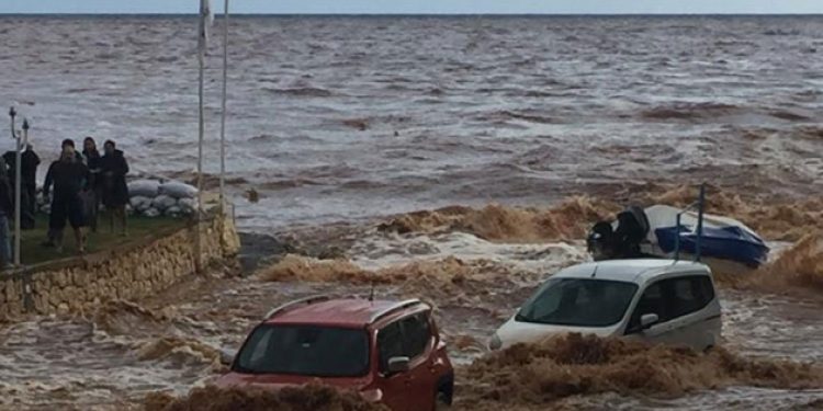 Mersin’de araçlar sele kapıldı