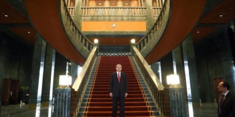 Bu yıl yeni bir saray yapılmış haberimiz yok